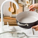 Kastrol s poklicí KitchenAid Aluminium Coloured 28 cm, matná černá