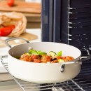 Kastrol s poklicí KitchenAid Aluminium Coloured 24 cm, mandlová