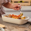 KitchenAid pekáč s dřevěným víkem - střední, mandlová